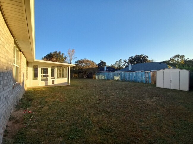 Building Photo - Large 3/2 Family Home that is Conveniently located off Blue Angel PKWY