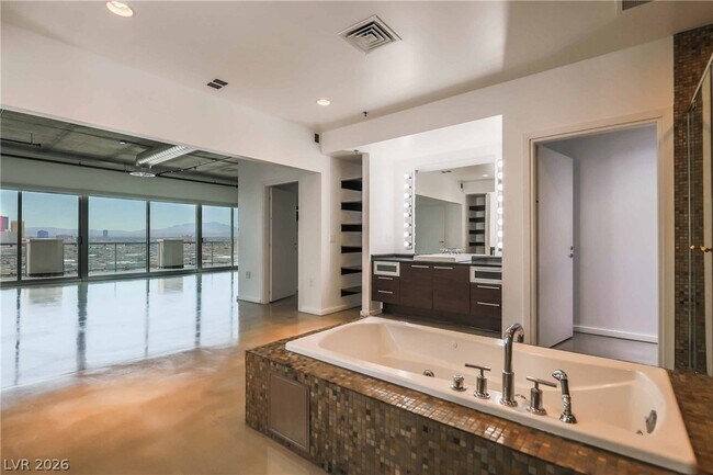 Building Photo - 900 S Las Vegas Blvd