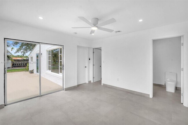 Building Photo - 2702 Scott St