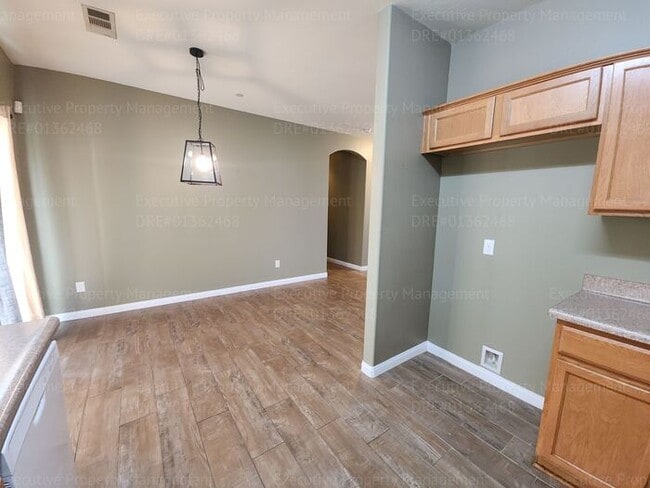 Building Photo - Charming 3 bedroom, 2 bathroom home locate...
