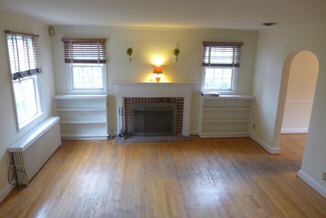 Building Photo - 300 Woodbourne Ave