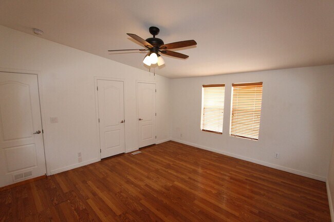 Building Photo - * LEASE PENDING Move-in ready Home in Railroad Springs