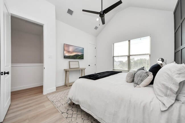 Building Photo - 2524 Live Oak St