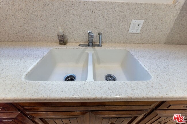 Building Photo - 4360 Kraft Ave