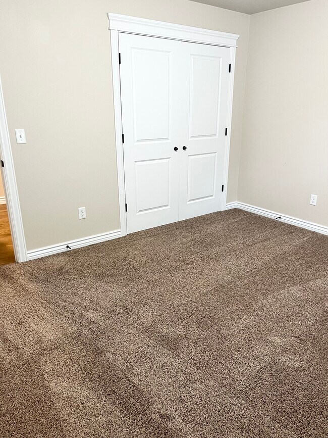 Building Photo - Silver Lining