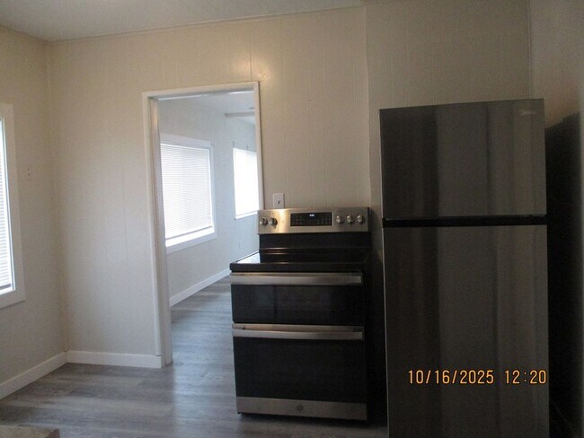 Building Photo - 300 N Tilden St