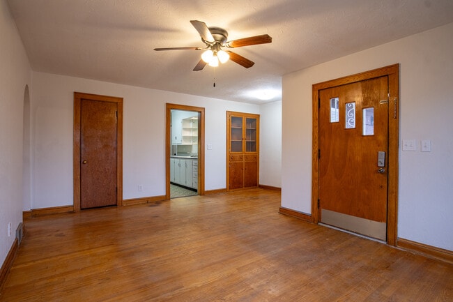 Building Photo - 610 Russell St