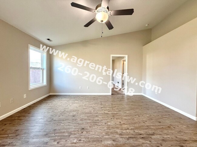 Building Photo - 3 Bedroom House