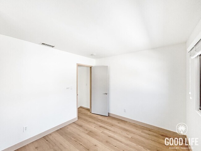 Building Photo - Beautiful 2B/1.5BA Condo W/ AC & Reserved Parking in Point Loma!