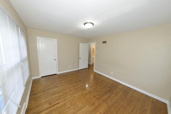 Building Photo - 6127 Shillington Dr