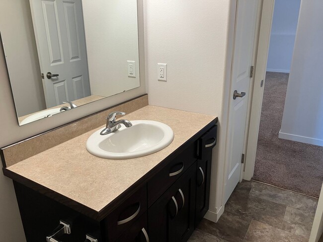 Building Photo - 4 Bed 3 Bath