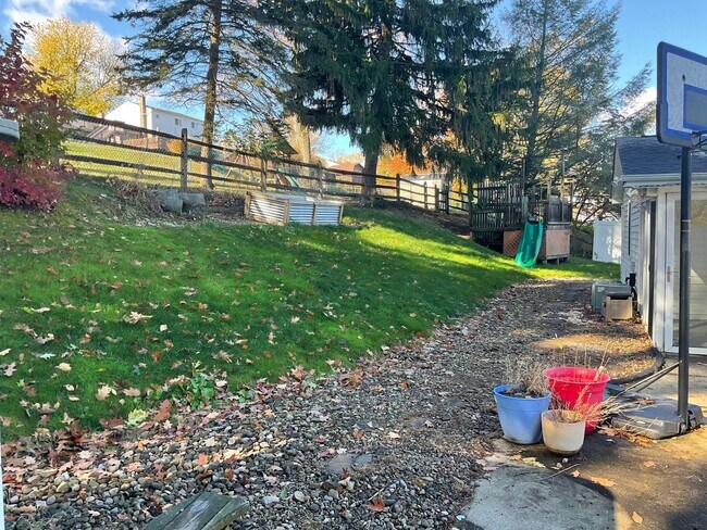 Building Photo - Spacious 3bed 3 bath Split-Level in Bethel Park – Updated Interiors & Private Backyard Oasis