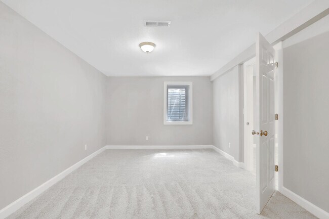 Building Photo - 1101 E Pin Oak Dr