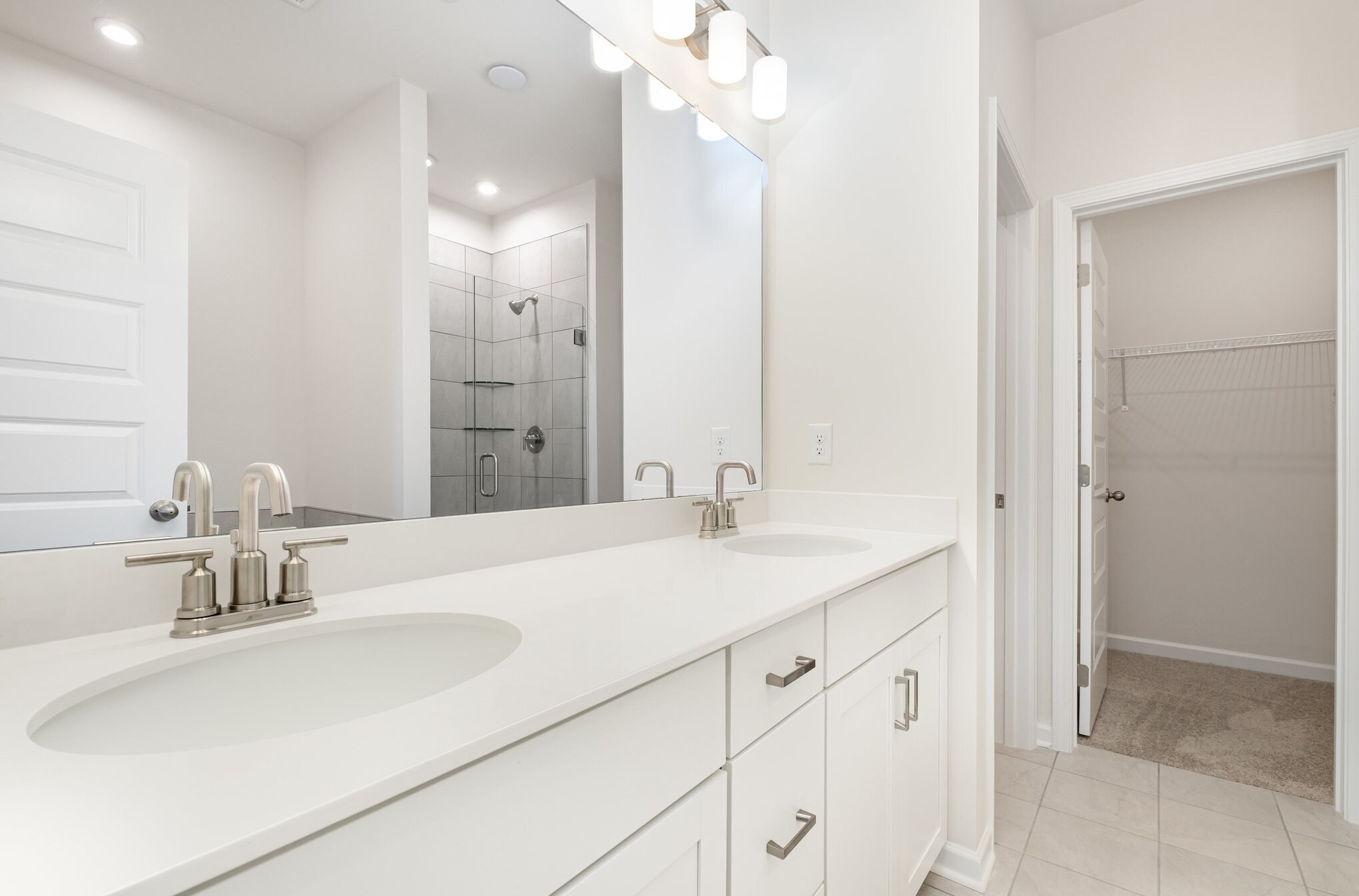 Building Photo - 605 Club View Way