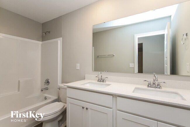 Building Photo - 2404 S Carlota Dr