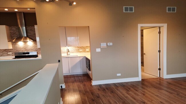 Building Photo - Elevate Your Lifestyle, Stunning 3-Bedroom Loft in Evanston