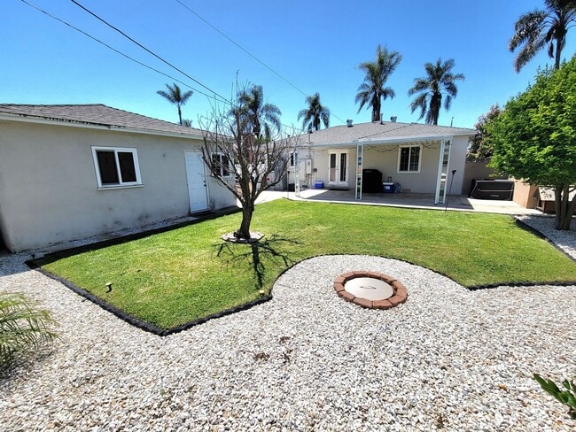Building Photo - Great Single Family Home in West Long Beach
