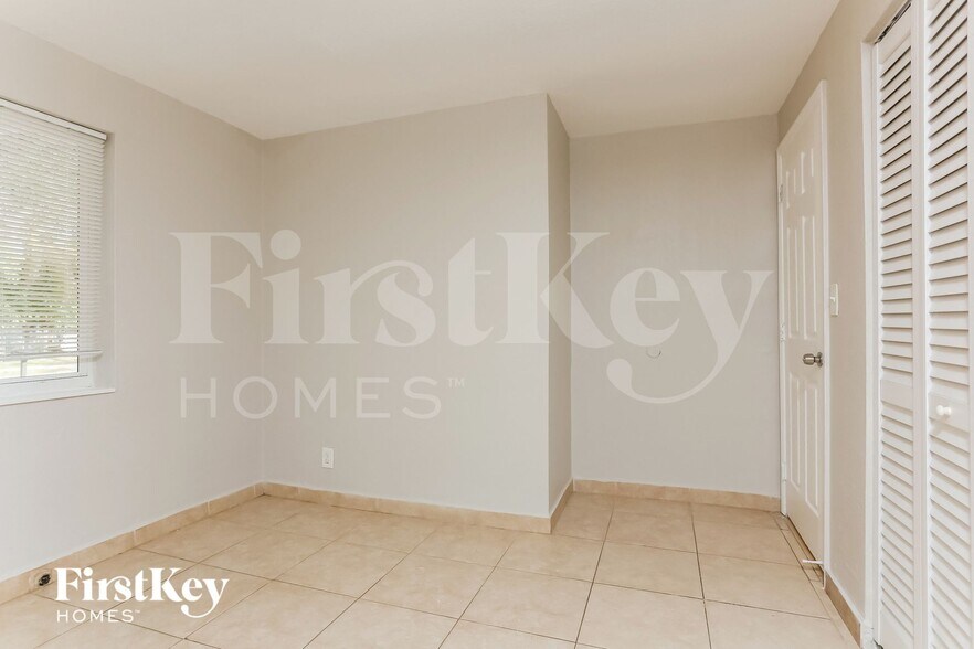 Building Photo - 2230 SW 47th Ave