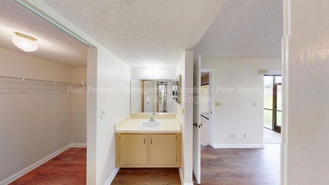 Building Photo - 321 Olivewood Pl