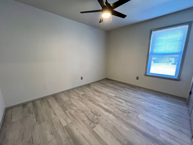 Building Photo - Beautifully Remodeled Duplex Available NOW!