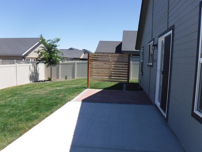 Building Photo - Bright and spacious 3 bed, 2 bath home jus...