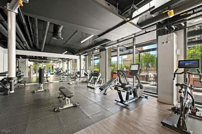 Building Photo - 2020 N Lincoln Park W