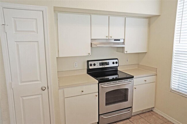 Building Photo - 9850 Lake Chase Island Way