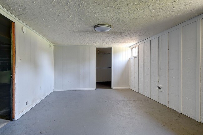 Building Photo - 1504 Bristol Caverns Hwy