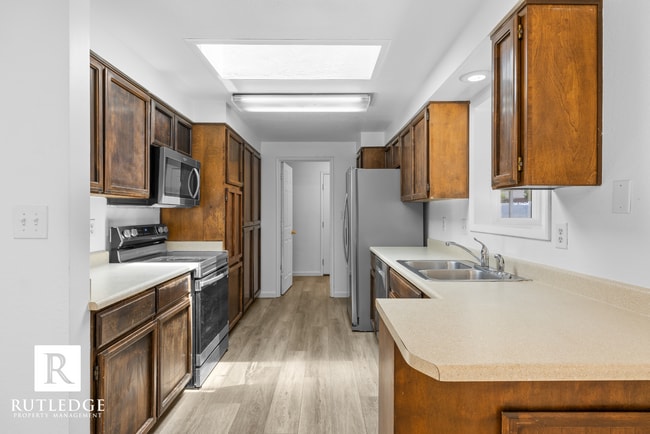 Building Photo - 4 Bedrooms - 2 1/2 Baths - South Medford Living