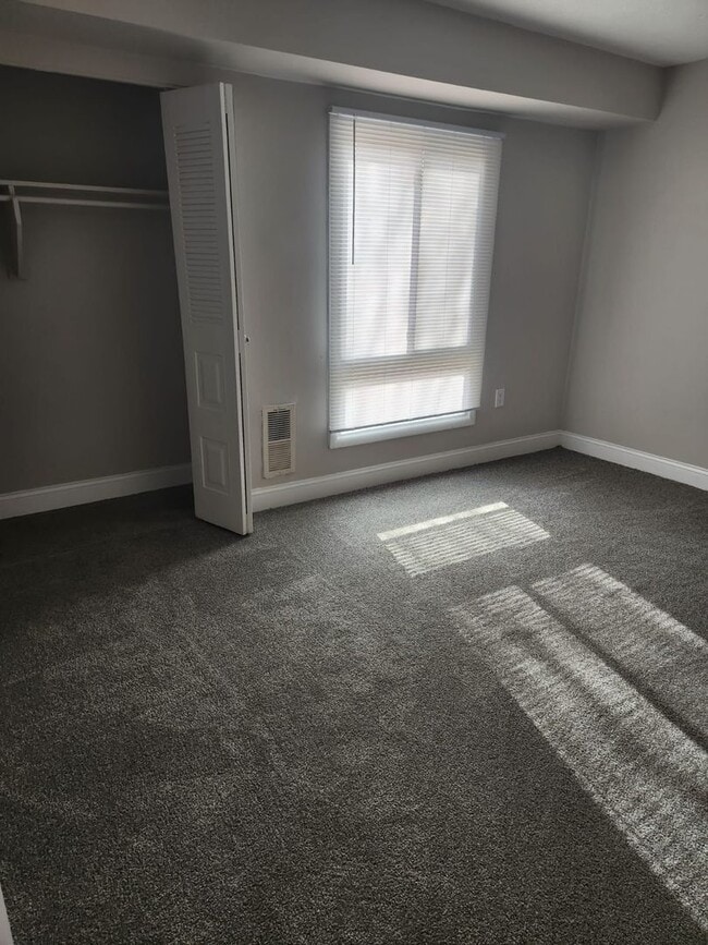Building Photo - Spacious Two Bedroom Apartment Home Availa...