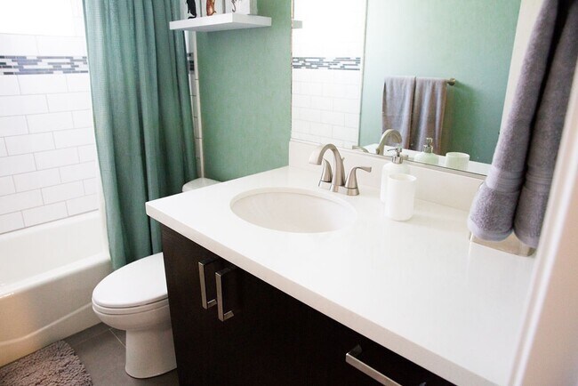 Building Photo - Gorgeous Fully Furnished 3 Bd 2 Bath Vacation Home!