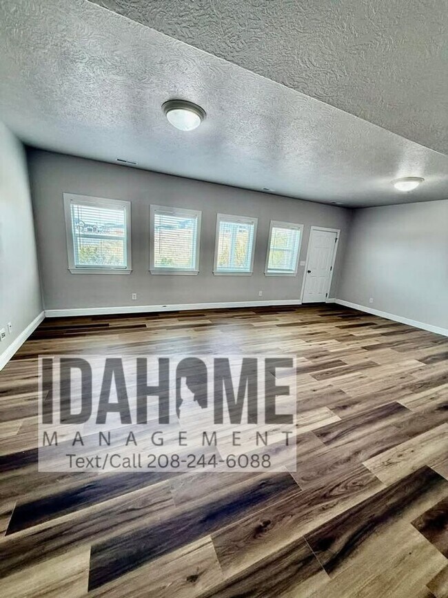 Building Photo - 2049 Sunrise Way