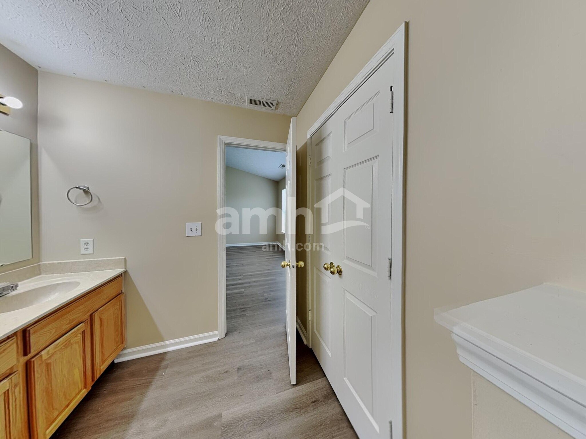Building Photo - 803 Green Woods Dr