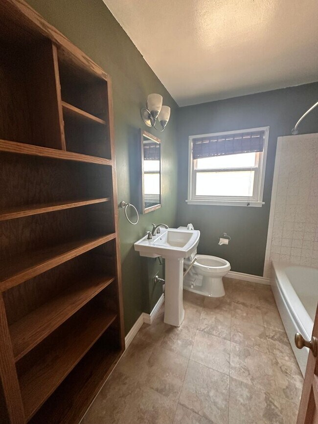 Building Photo - 2152 Rexford Dr
