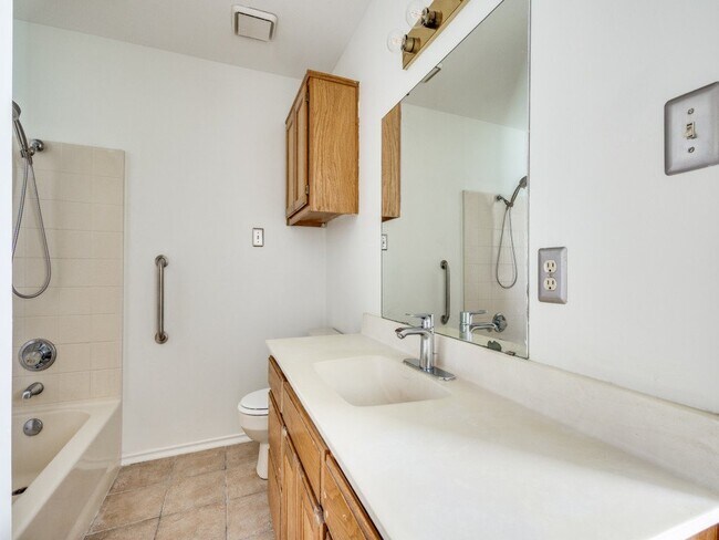 Building Photo - 510 Strata Dr