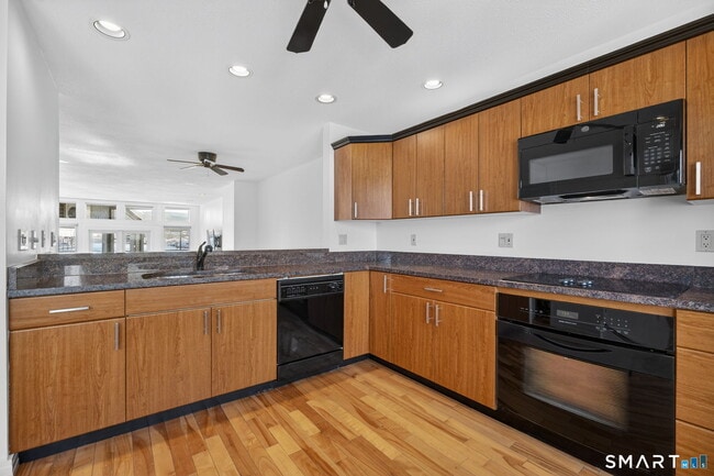 Building Photo - 49 Steamboat Wharf