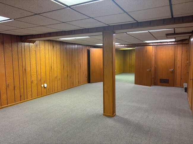 Building Photo - 625 Pheasant Ln