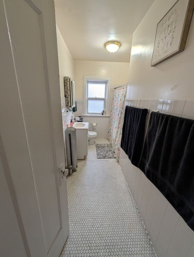 Building Photo - Spacious Albany Park 1-bed/1-bath with Sunroom and Dining Room