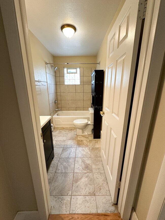 Building Photo - Adorable Sloan's Half Duplex