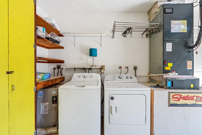 Building Photo - 113 Park Ln E