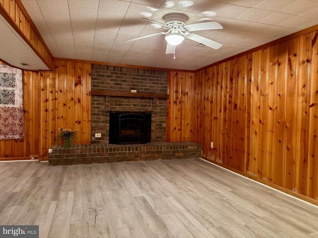 Building Photo - 905 W Poplar Rd