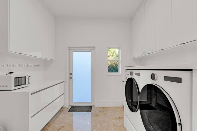 Building Photo - Southwest 130th Terrace, Miami, FL 33156 -...