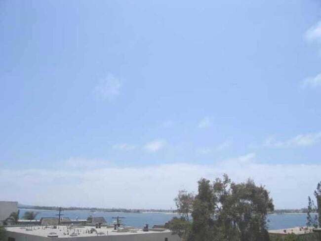 Building Photo - 3 Bed 2.5 Bath in Pacific Beach with laundry and garage!