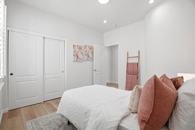 Building Photo - BRIGHT, OPEN RESIDENCE IN RIVERMARK HOME WITH EXCELLENT LAYOUT