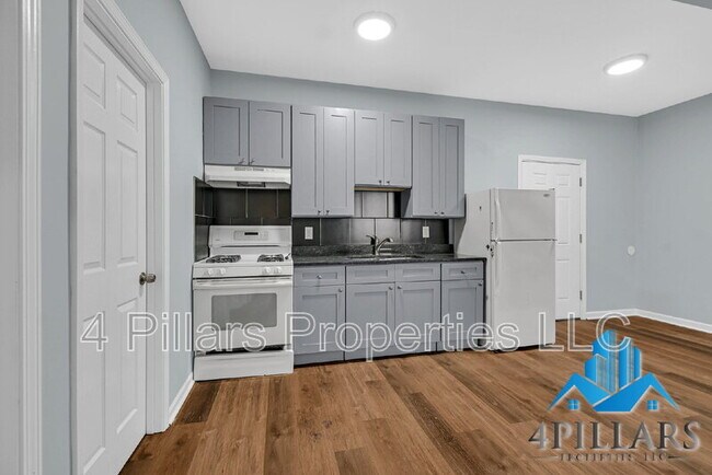 Building Photo - 803 E Chicago Ave