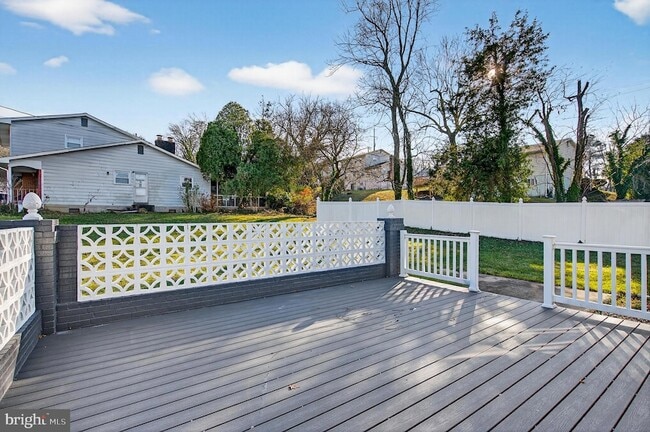 Building Photo - 2403 Kingsway Rd