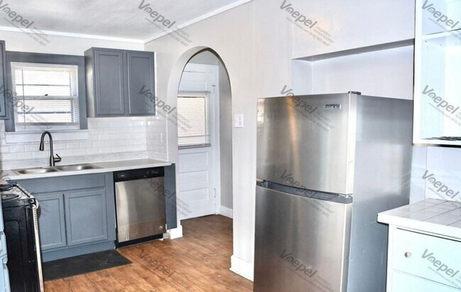 Building Photo - Charming 4-Bed Home with Fireplace & Hardw...