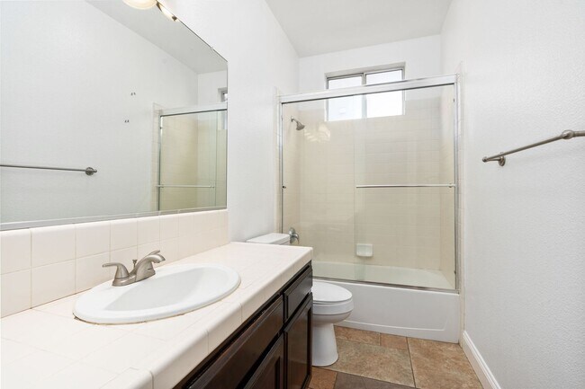 Building Photo - Gorgeous 3 bd. & 2 bath Home with a pool i...