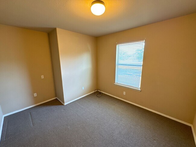 Building Photo - 2725 Lovers Lane Rd