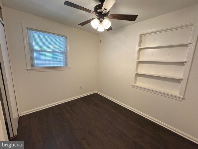 Building Photo - 721 Crabb Ave